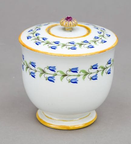 圆形带盖罐，迈森，马尔科利尼品牌（1774-1817），第一类，杯形带盖，粘贴玫瑰花饰罐柄，罐身环绕