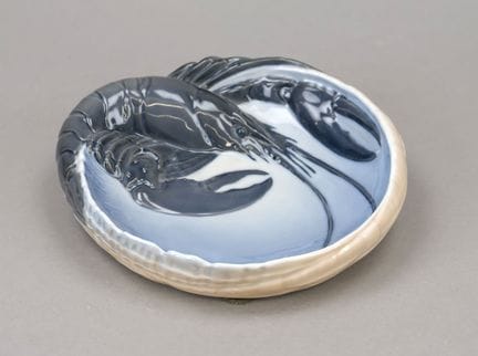 龙虾盘，皇家哥本哈根，丹麦，约1950年出品，二等品，设计师埃里克·尼尔森，盘缘饰有立体雕花的龙虾图