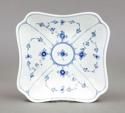 土豆碗，皇家哥本哈根，约1950年，第一次世界大战时期，饰有釉下蓝彩“Musselmalet”波纹纹