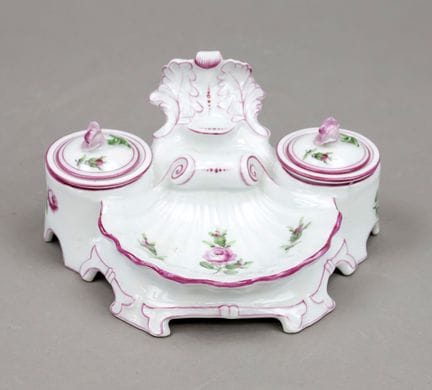 墨水瓶，赫伦德（Herend），匈牙利，20世纪，彩绘玫瑰图案，镶嵌玫瑰花瓣，高9厘米，长17厘米