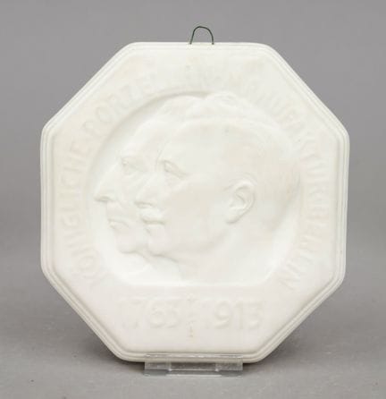 手工工坊壁饰盘，柏林KPM，1913年，第一版，为纪念工坊成立250周年而制，素烧瓷，高18厘米
