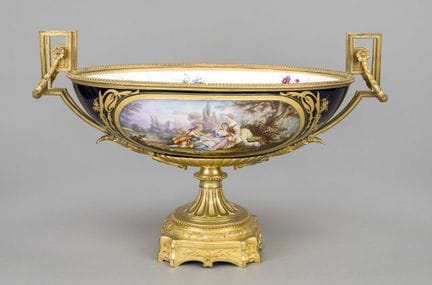 巨型花器，“Faux-Sevres”品牌，约1900年，徽章上绘有彩绘洛可可风格场景，钴蓝色底面上饰