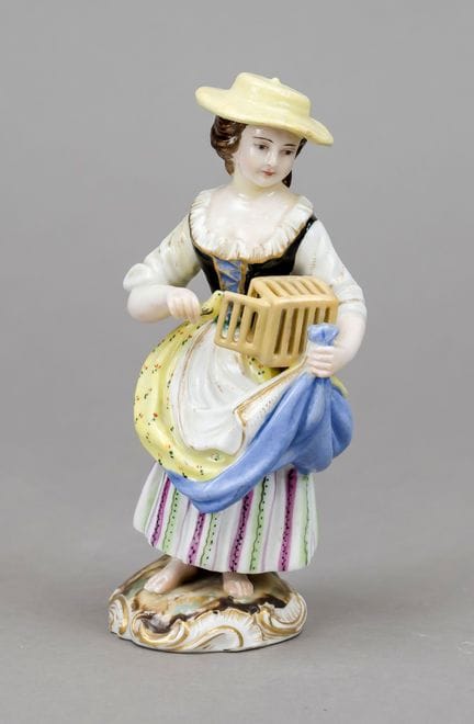 《捕鸟女》，俄罗斯戈尔布诺沃波波夫工坊，1811-1860年，站立的女子手持鸟笼和金丝雀，置于罗卡伊