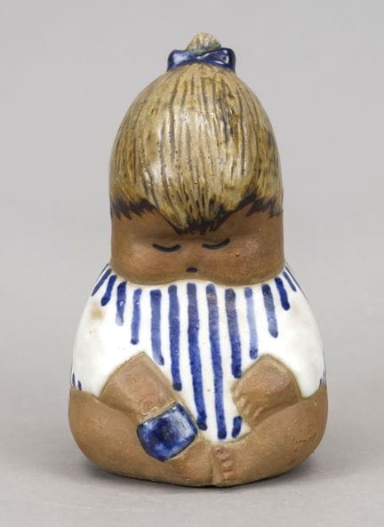 《坐着的女孩》，瑞典古斯塔夫斯贝里，莉萨·拉尔森（1931-2024）设计，陶瓷，部分施彩色釉，高1