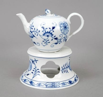 置于保温架上的茶壶，迈森，1934年后出品，第一、二代，造型为“新切口”款，饰有釉下蓝彩洋葱纹，总高
