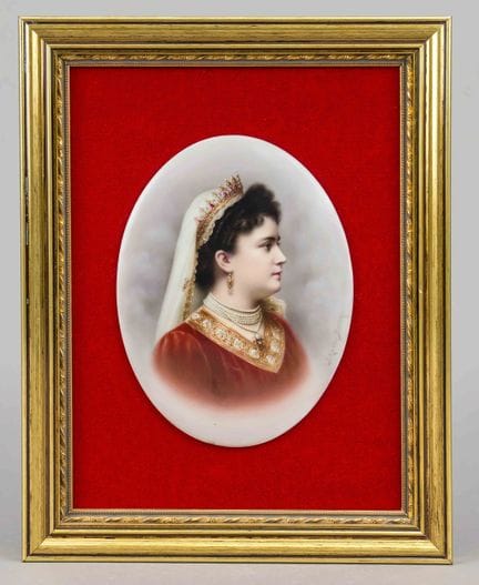 Piatto decorato con il ritratto di profilo della r