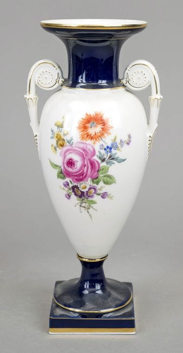 Jarrón en forma de ánfora, Meissen, marca de los a