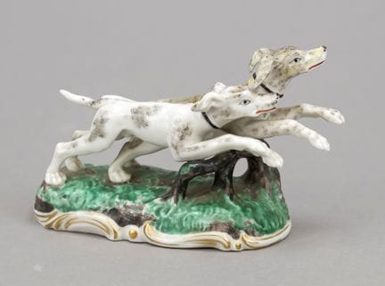 2只猎犬，宁芬堡，20世纪初，仿弗兰肯塔尔模型，模型编号 1066a，置于细长的草质底座上，刻画了两