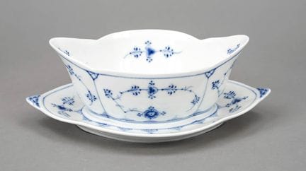带实心底座的酱汁碗，皇家哥本哈根，丹麦，1941年款，一级品，饰有釉下蓝彩的“Musselmalet