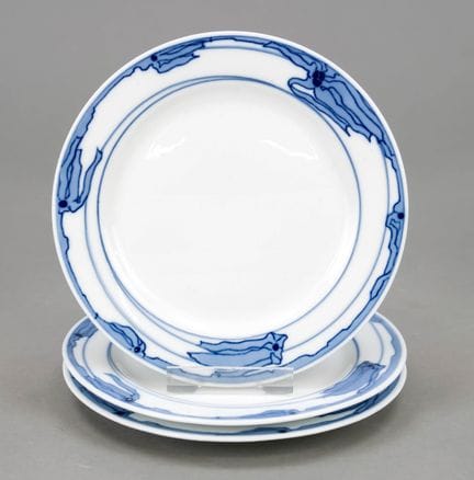 三只新艺术风格餐盘，迈森，20世纪，二战时期，釉下蓝彩山金车花纹装饰，鲁道夫·亨切尔于1906年设计