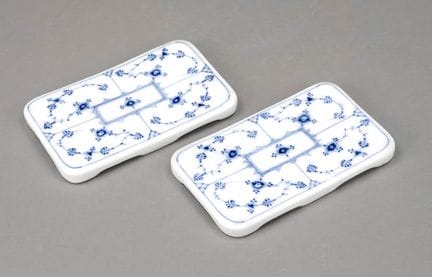 两块小盘，皇家哥本哈根，丹麦，20世纪，第二次世界大战期间，饰有釉下蓝彩的“Musselmalet”