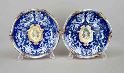一对饰有纹章和丰饶角图案的壁挂盘，产自意大利，约1880年，法伊恩斯瓷，釉下彩绘，直径33厘米