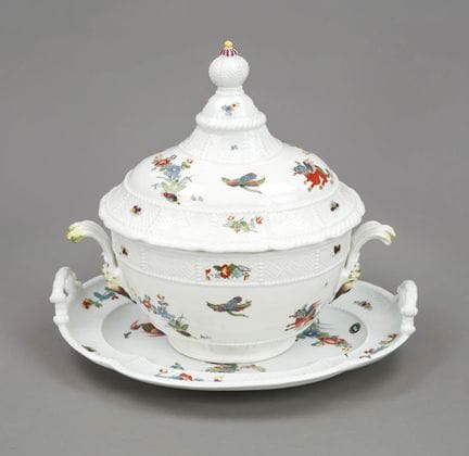 Terrine ovale à couvercle sur présentoir, Meissen,