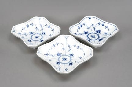 3个方形盘子，皇家哥本哈根，20世纪，第一和第二系列，Musselmalet凹槽纹，21×21厘米
