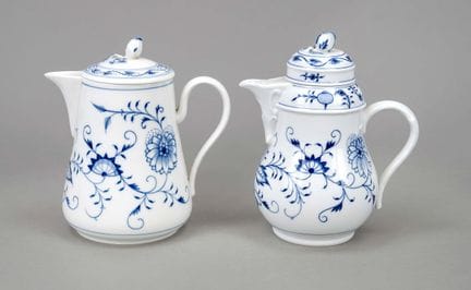 两只非凡的茶壶，迈森，1934年后生产的，二战时期，釉下蓝彩洋葱纹装饰，高19和20厘米