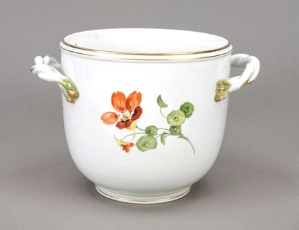 带提手的较大花盆。迈森。1950年后生产的标记，二战时期，釉面上绘有多色花卉图案，高18厘米，直径2