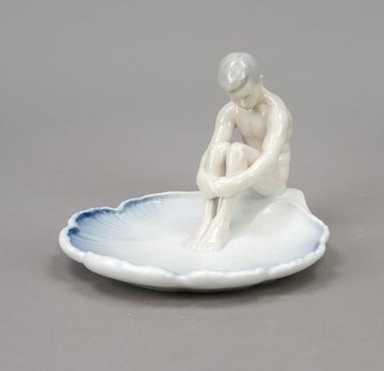 《睡莲叶上的裸体少年》，宾格与格伦达尔（Bing &amp; Gröndahl），哥本哈根，约195