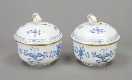 一对带盖罐，迈森，1934年后生产的，一战时期，新型镂空造型，饰有印度蓝釉，边缘略带金边，高9厘米