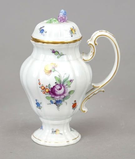带盖小壶，宁芬堡，20世纪，精美的多色花卉彩绘，饰有镀金装饰，高15厘米