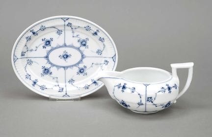 椭圆形底座上的浇汁碗，皇家哥本哈根，丹麦，1889-1941年间生产，第一和第二时期，釉下蓝彩“蛤蜊