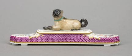 带巴哥犬造型的信纸镇，迈森，Knaufschwerter品牌（1850-1924）， 1. W.，型