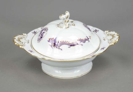 圆形带盖炖锅，迈森，1924-1934年款，第一级，饰有“紫色宫廷龙”纹样，鳞片为金色，直径34厘米