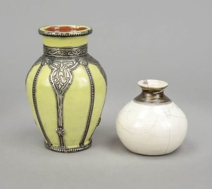 两件陶瓷花瓶，20世纪， 1件球形花瓶，底部有无法辨认的签名，米色开片釉，高9.5厘米；1件双耳瓶，