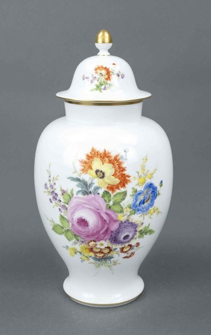 带盖花瓶，迈森，1934年后印制的商标，第二批，腹部微凸，配拱形瓶盖，型号51113，两面均饰有花束