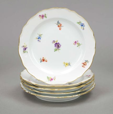 五只甜点盘，迈森，克瑙夫时期（1850-1924）1. W.，款式为“新镂空”，彩绘饰有散落小花图案