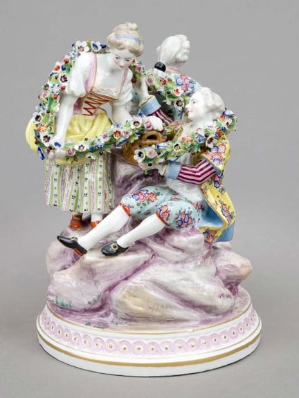 园丁组雕，三尊手持花环的雕像立于岩石基座上，带有剑形标记，19世纪，迈森风格，彩绘并饰以镀金，高23