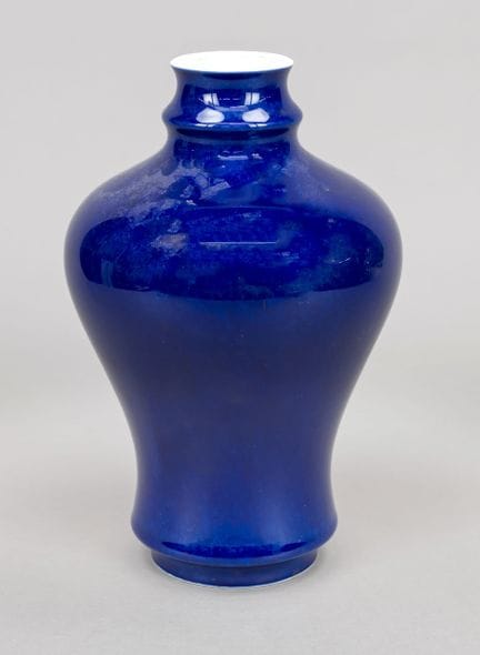 新艺术风格花瓶，塞夫勒，1909年，二等品，栏杆形，瓶颈细窄，蓝釉覆烧，高27厘米