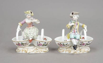 两尊人物造型萨利尔像，迈森，19世纪，由J.J.凯恩德勒（1759）设计，分别表现为坐在两个篮子之间