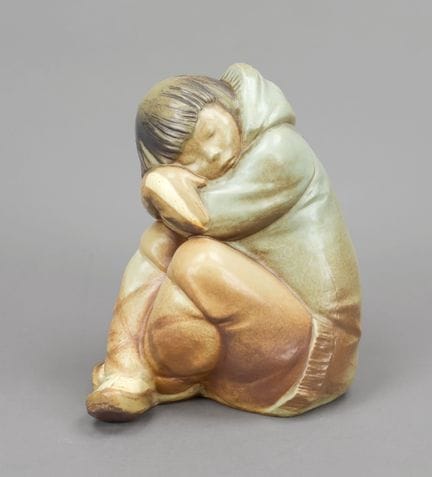 《沉睡的因纽特少女》，Lladro，西班牙，20世纪末，陶瓷，彩釉，高26厘米