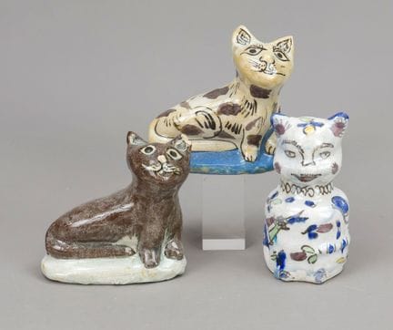 3只猫，20世纪，石质陶器，多色釉彩，尺寸约14-15厘米