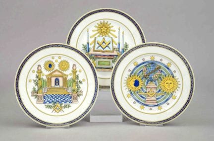 三只壁挂盘，毕达哥拉斯，20世纪，三种不同的共济会图案，背面有签名、编号和限量标记，直径24厘米