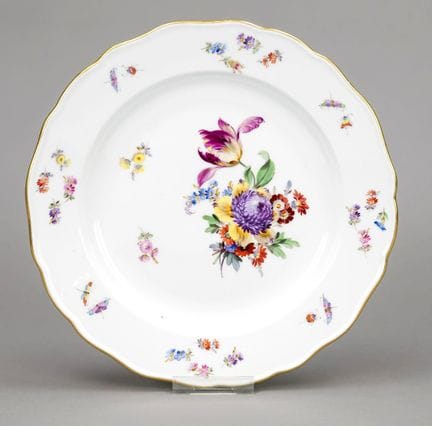 平底盘，迈森，克瑙夫时期（1850-1924），第一版，款式为“新剪影”，彩绘花卉与昆虫图案，金边，