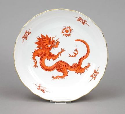 圆形盘，迈森，1934年后印记，Deputat系列，饰有红色宫廷龙与金饰，直径25厘米