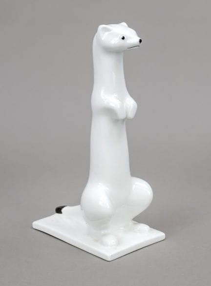 雪貂，波斯格伦，挪威，80/90年代，设计师：托尔·瓦（Tor Vaa），作品置于扁平的长方形底座上