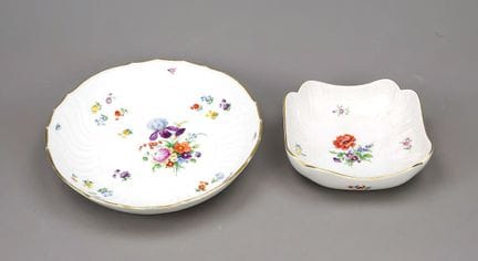 两只碗，迈森，19/20世纪，第一和第三批，新马赛款式，彩绘花卉图案，部分饰有蝴蝶，金边，圆形碗，底