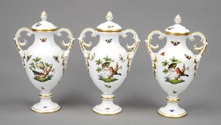 3只带盖的提手花瓶，赫伦德（Herend）品牌，20世纪作品，饰有精美的鸟类和昆虫彩绘，以及精致的镀