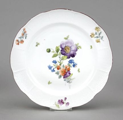 Assiette plate issue du service de tous les jours 