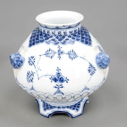 球形花瓶，皇家哥本哈根，20世纪，球形瓶身饰有浮雕蜗牛图案，置于弯曲底座上，饰有釉下蓝彩“蛤蜊纹半尖