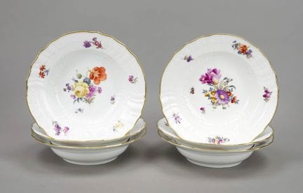 六只汤盘，皇家哥本哈根，丹麦，1870-90年间出品，弧形盘身配以篮纹浮雕边缘，彩绘花卉图案，金边，