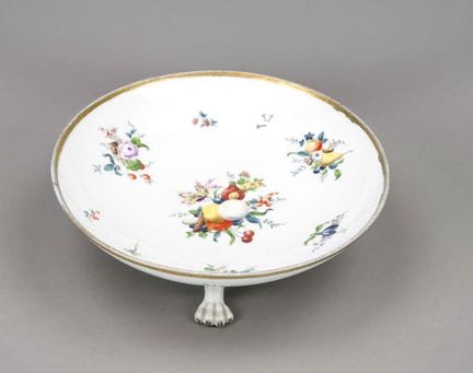 脚杯，迈森，1815-1924年间标志，饰有丰富多彩的水果与花卉彩绘，金边（右侧），3个呈狮爪形状的