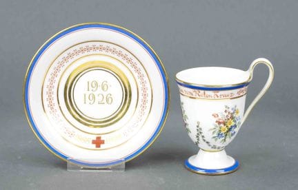 爱国纪念杯及杯碟，柏林KPM，约1926年， 1. W.，红色帝国苹果标志，钟形杯身配钟形杯耳，彩绘