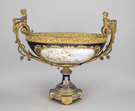 塞夫勒风格的餐桌摆件，法国，约1900年，俗称“Milieu De Table”，彩绘，署名 A.C