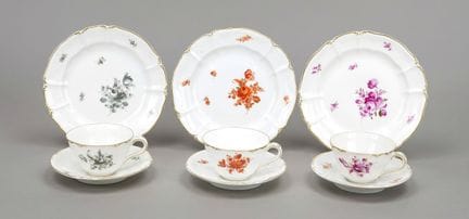 三件套咖啡杯碟，宁芬堡，20世纪下半叶，单色花卉彩绘，饰以镀金，带底纹的咖啡杯，高5.5厘米，咖啡碟