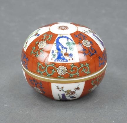 圆形带盖罐，赫伦德（Herend），1954年纪念款，中国风“香红”（Siang Rouge）纹样。