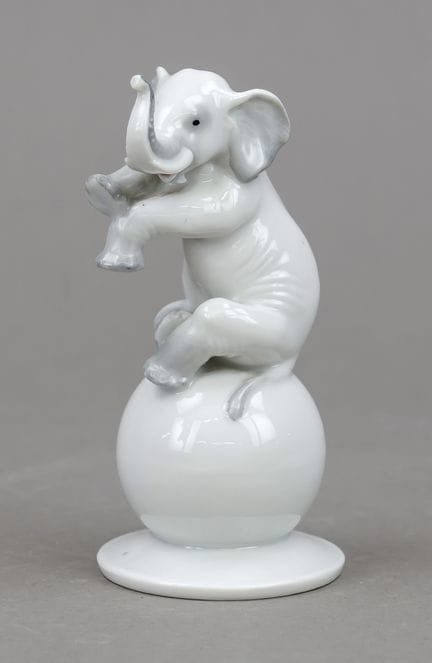球形底座上的大象，罗森塔尔，塞尔布，1938-56年款，大象坐于圆形底座和球体之上，采用釉下彩进行低
