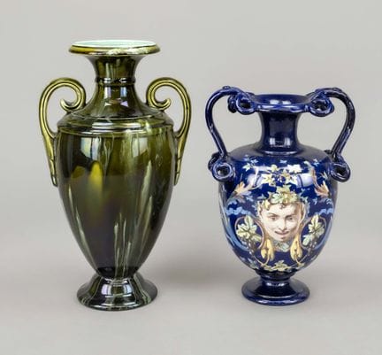 2个陶瓷花瓶：蓝色花瓶饰有文艺复兴风格图案，产自法国吉恩（Gien），经修复，高25厘米；绿色花瓶产